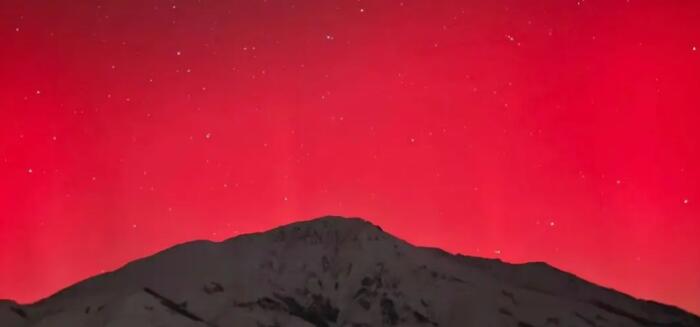 新疆出現(xiàn)罕見全紅色極光